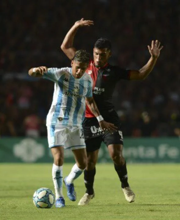Colón y Racing empataron en un entretenido partido