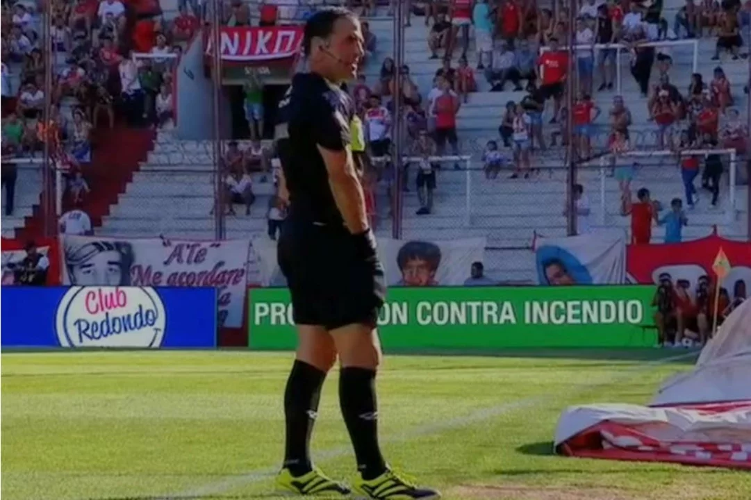 El colmo de un árbitro: Vigliano salió a la cancha y se olvidó el silbato