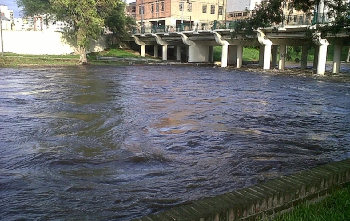 Rescataron a dos jóvenes arrastrados por el Río Suquía