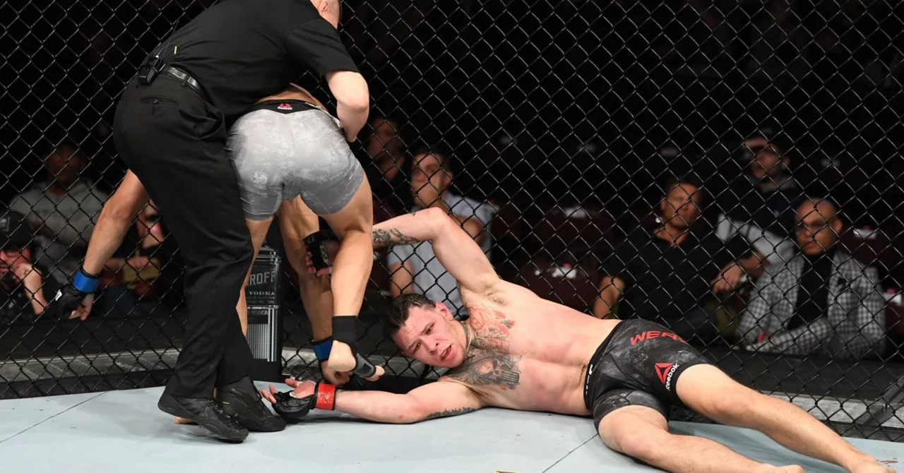 Brutal e ilegal rodillazo al rostro de su rival en UFC