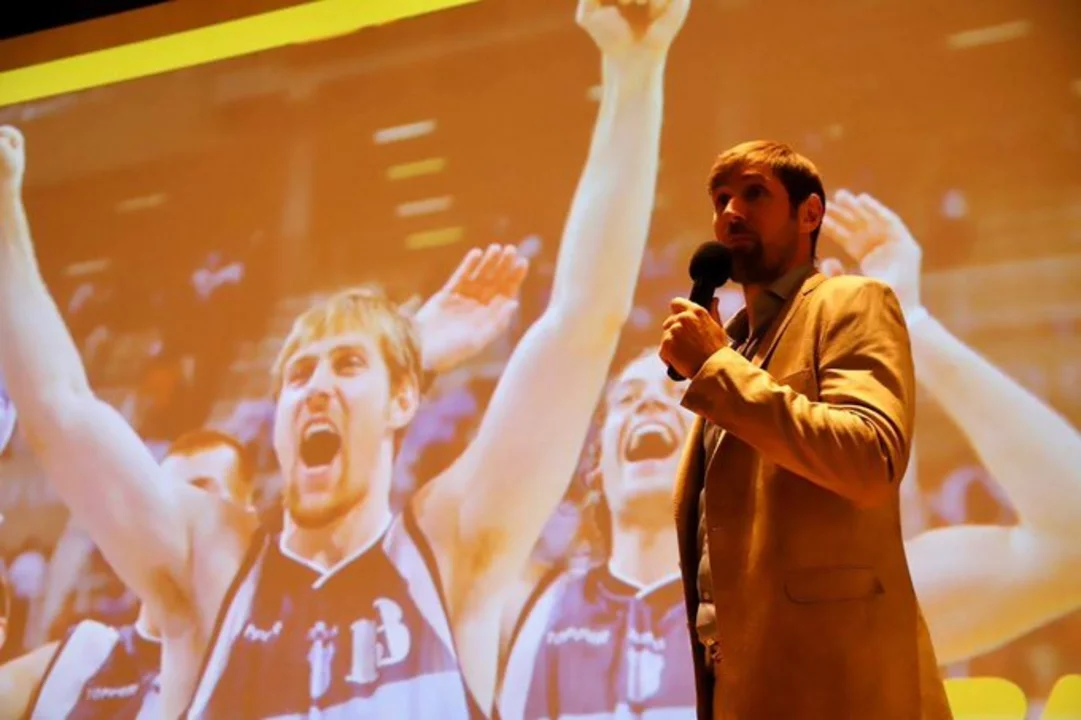 Mirá como festejó carnaval un basquetbolista de la Generación Dorada