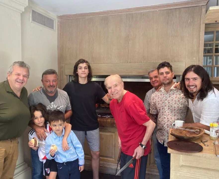 Carlos Menem hizo un asado y las redes se llenaron de cargadas