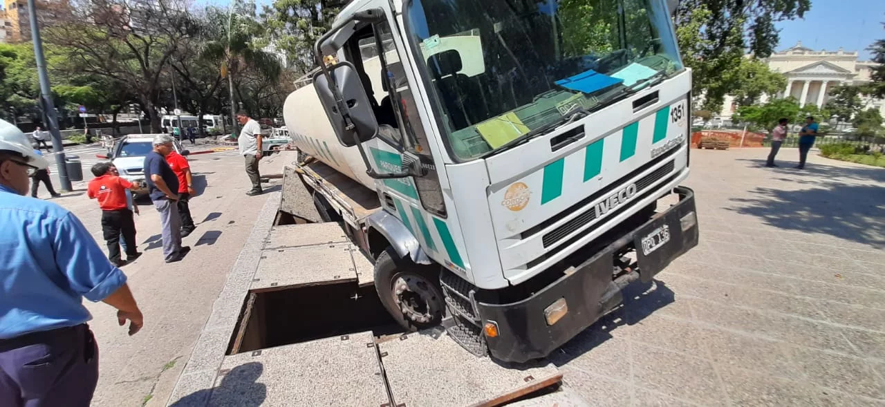 Un camión cisterna quedó incrustado a metros de la Municipalidad