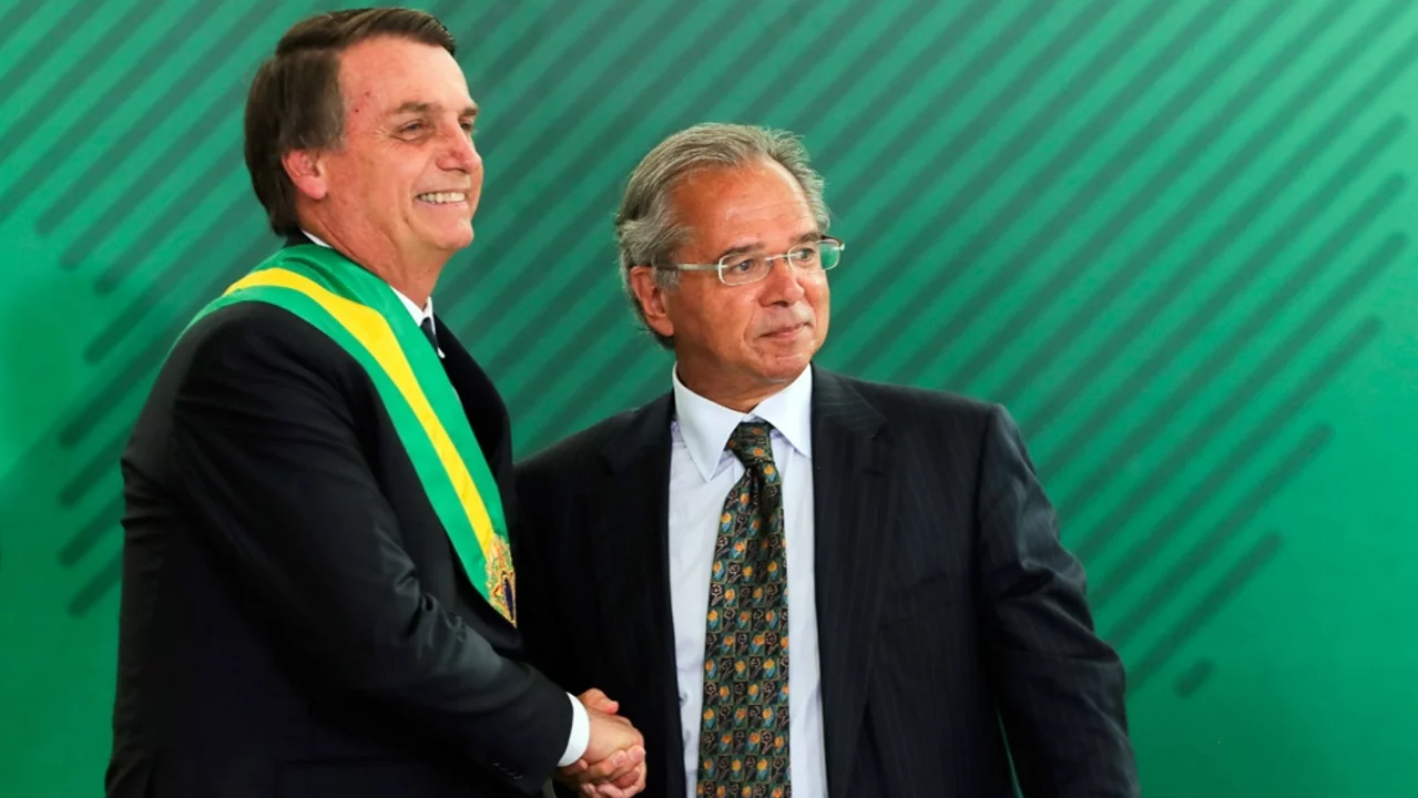 Otros tiempos: el Ministro Guedes y el Presidente Bolsonaro sonreían para la foto