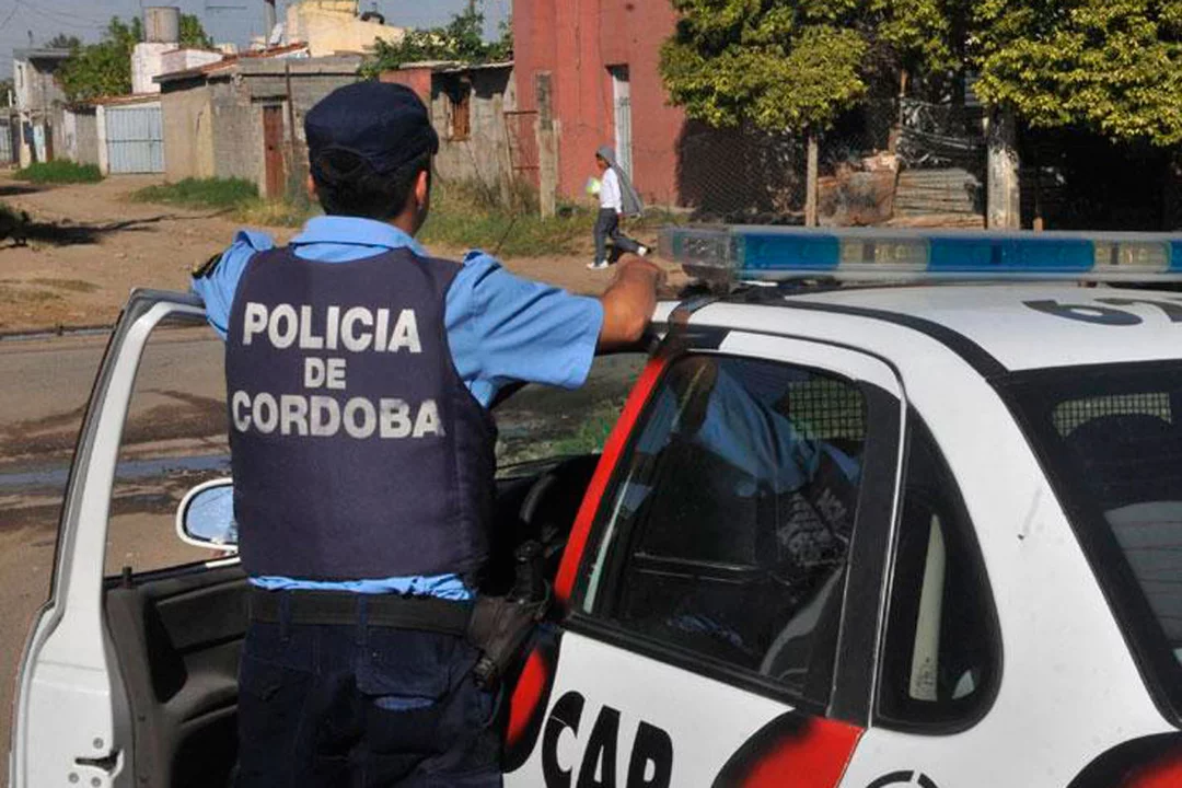 Quiso evitar un control, chocó otro auto, lo detuvieron y tenía un arma