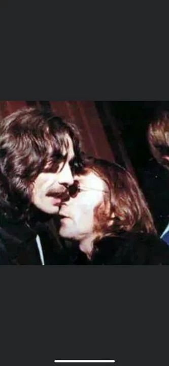 Última foto conocida de John y George. 1974.
