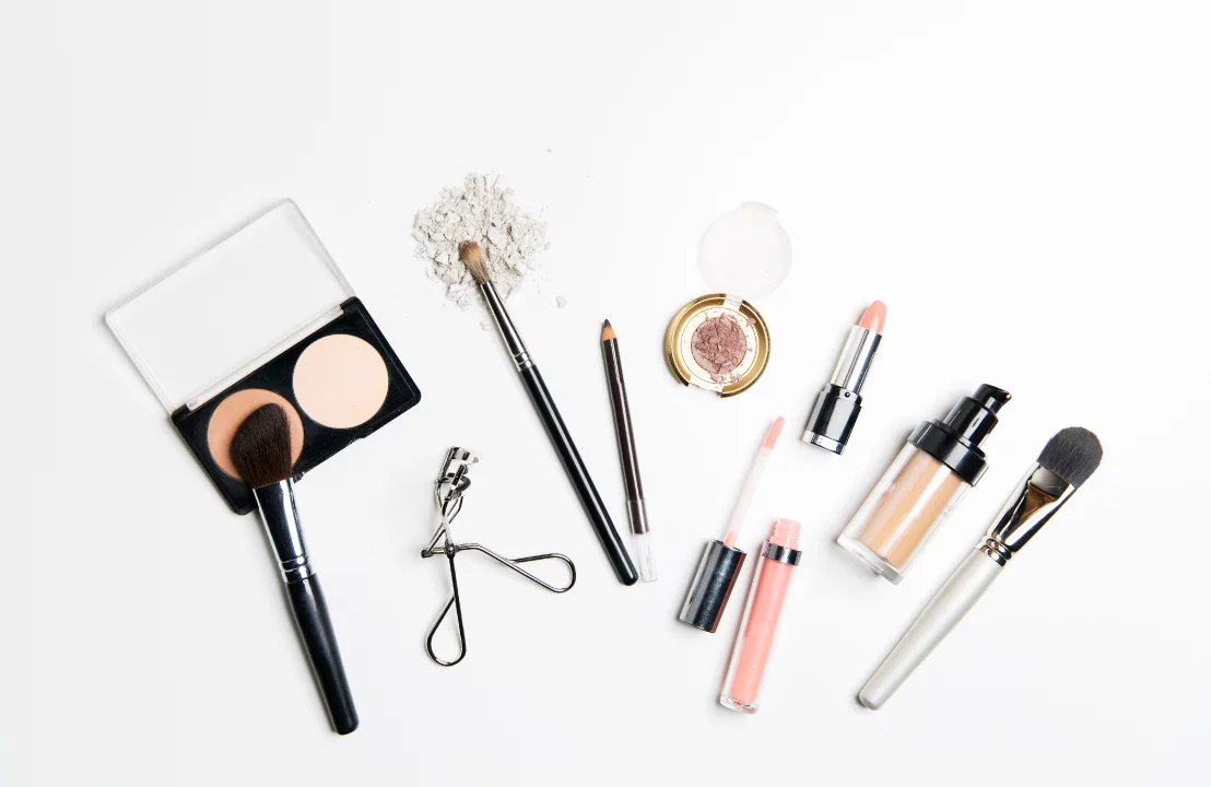 Es falso que usar maquillaje y alhajas incremente el riesgo de contraer COVID-19