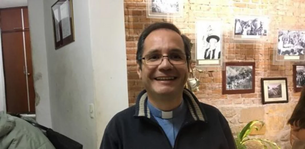 Cura párroco "anticuarentena" contrajo Covid-19 y está internado