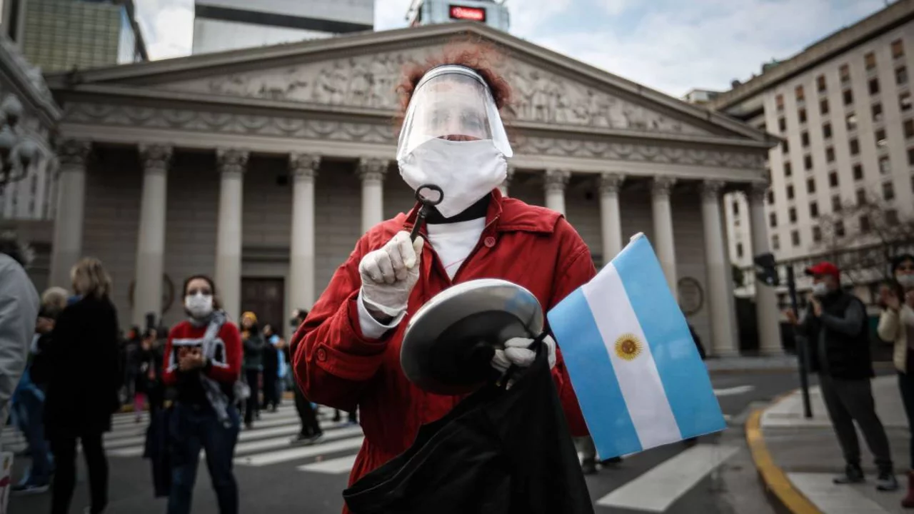 Violando el aislamiento, con consignas heterogéneas y hasta contradictorias, se realizaron protestas contra la cuarentena.