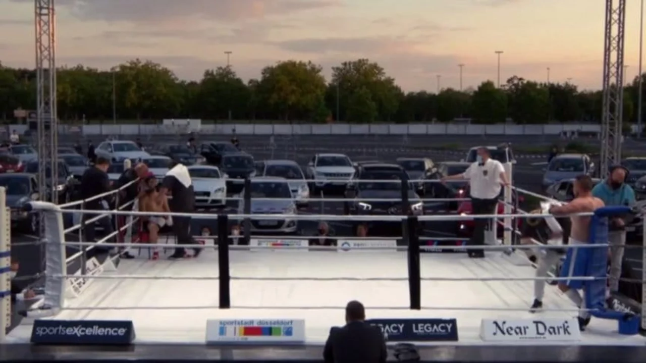 Velada de boxeo en un autocine y a los bocinazos