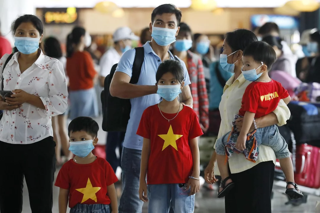 Pasajeros en el aeropuerto Non Bai de Hanoi. Foto EFE