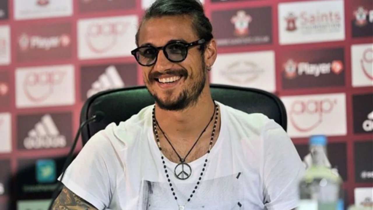 El llamativo anuncio de Osvaldo fumando en un sillón