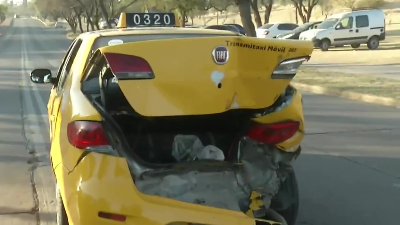 Venía de festejar un cumpleaños, se durmió y chocó un taxi