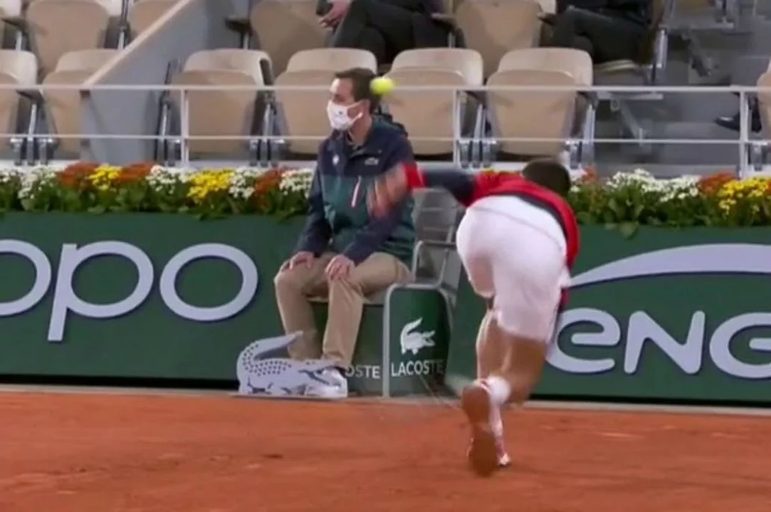 Djokovic le pegó otro pelotazo a un juez de línea