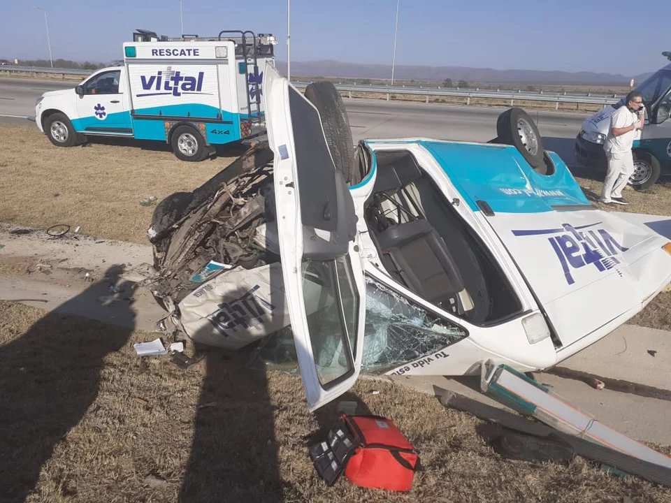 Impresionante vuelco de una ambulancia en avenida Circunvalación