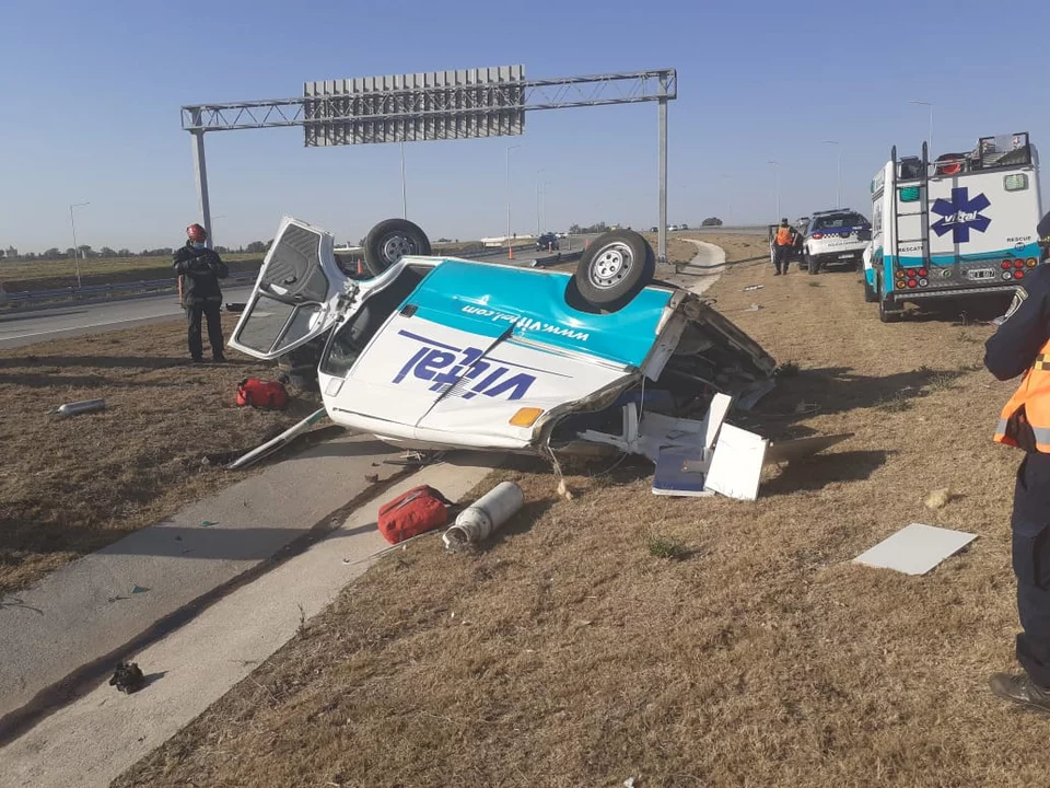 Impresionante vuelco de una ambulancia en avenida Circunvalación