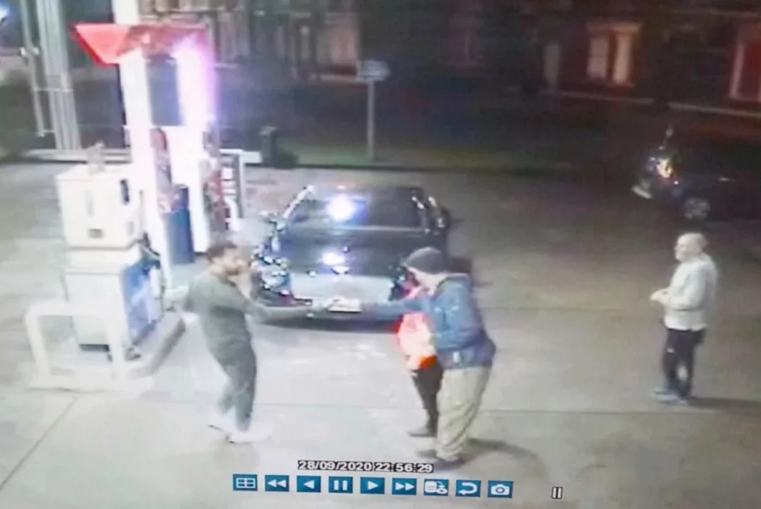 Salah defiende a una persona que vive en las calles