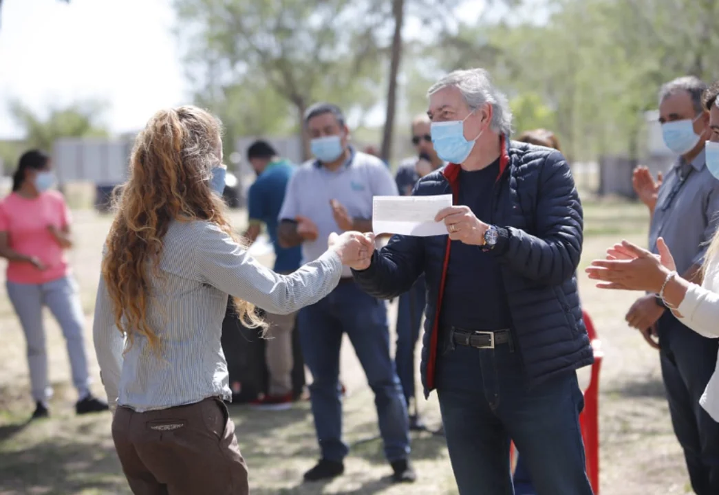 Incendios: la Provincia entregó aportes y elementos a productores afectados