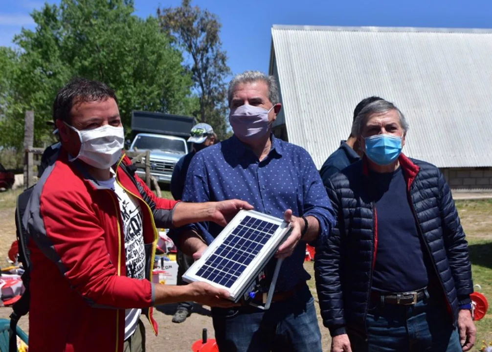Incendios: la Provincia entregó aportes y elementos a productores afectados