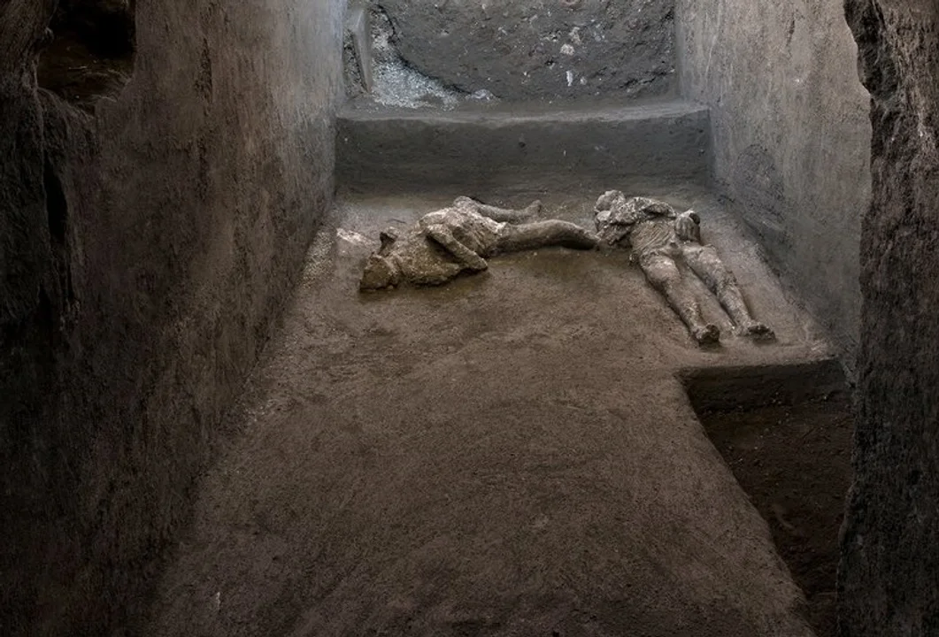 Descubren restos intactos de dos hombres en Pompeya
