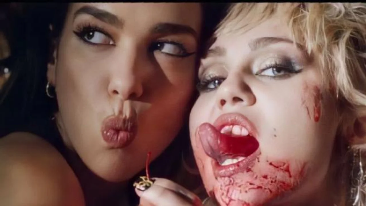 Miley Cyrus y Dua Lipa juntas en “Prisoner”