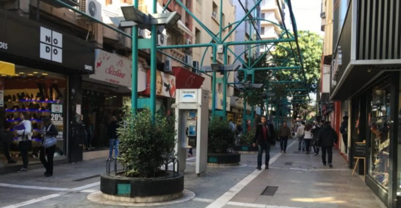 Tras un 2020 con muchos despidos, comercios ven algunos signos de recuperación