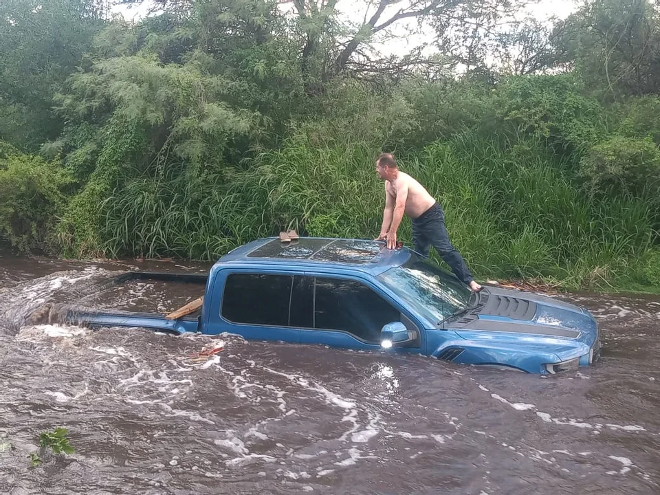 VIDEO: quiso cruzar un vado con su pick up 4x4 y fue arrastrado por la corriente