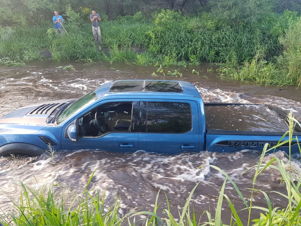 VIDEO: quiso cruzar un vado con su pick up 4x4 y fue arrastrado por la corriente