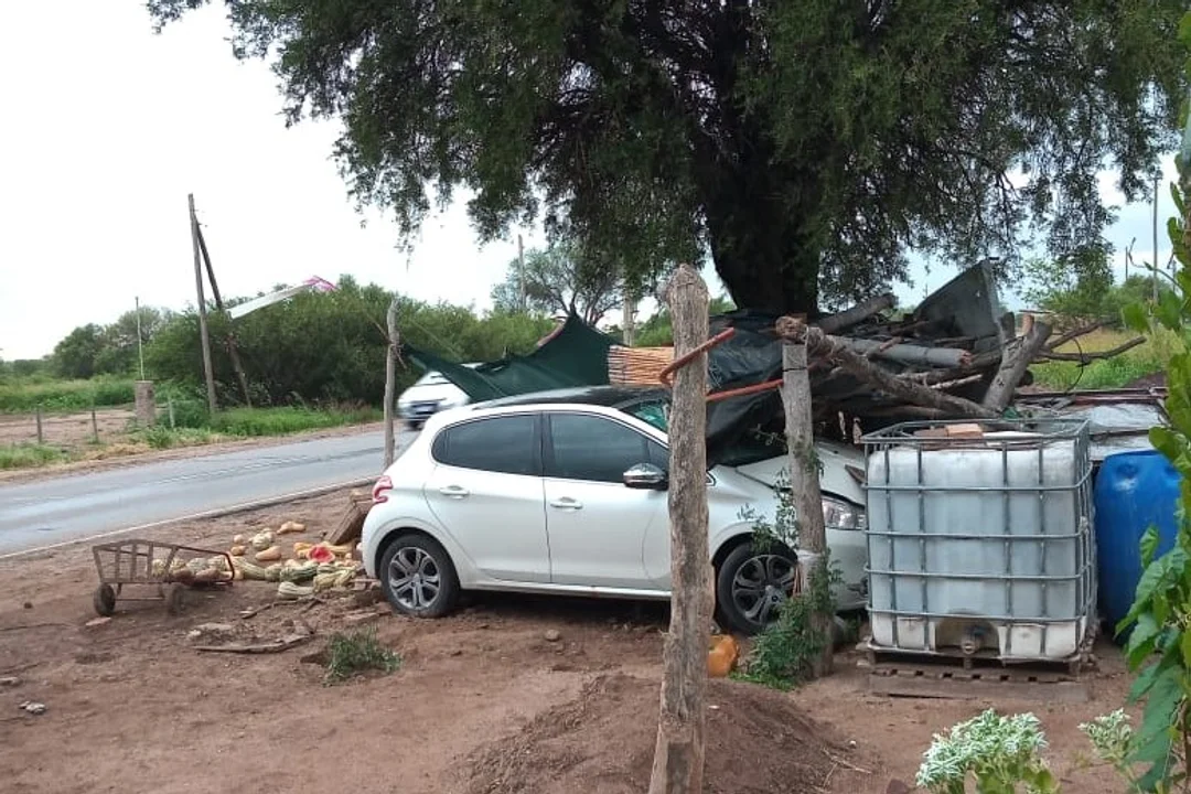 Chocó y destrozó un puesto de productos regionales