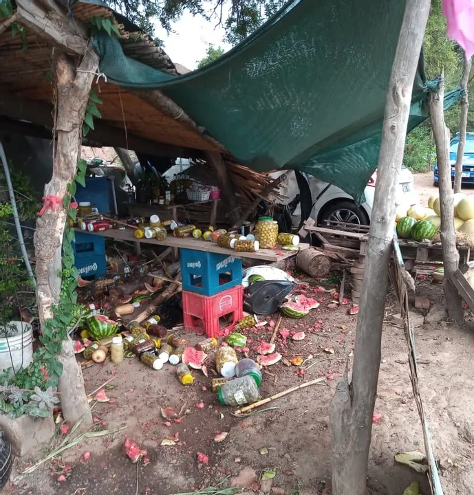 Chocó y destrozó un puesto de productos regionales
