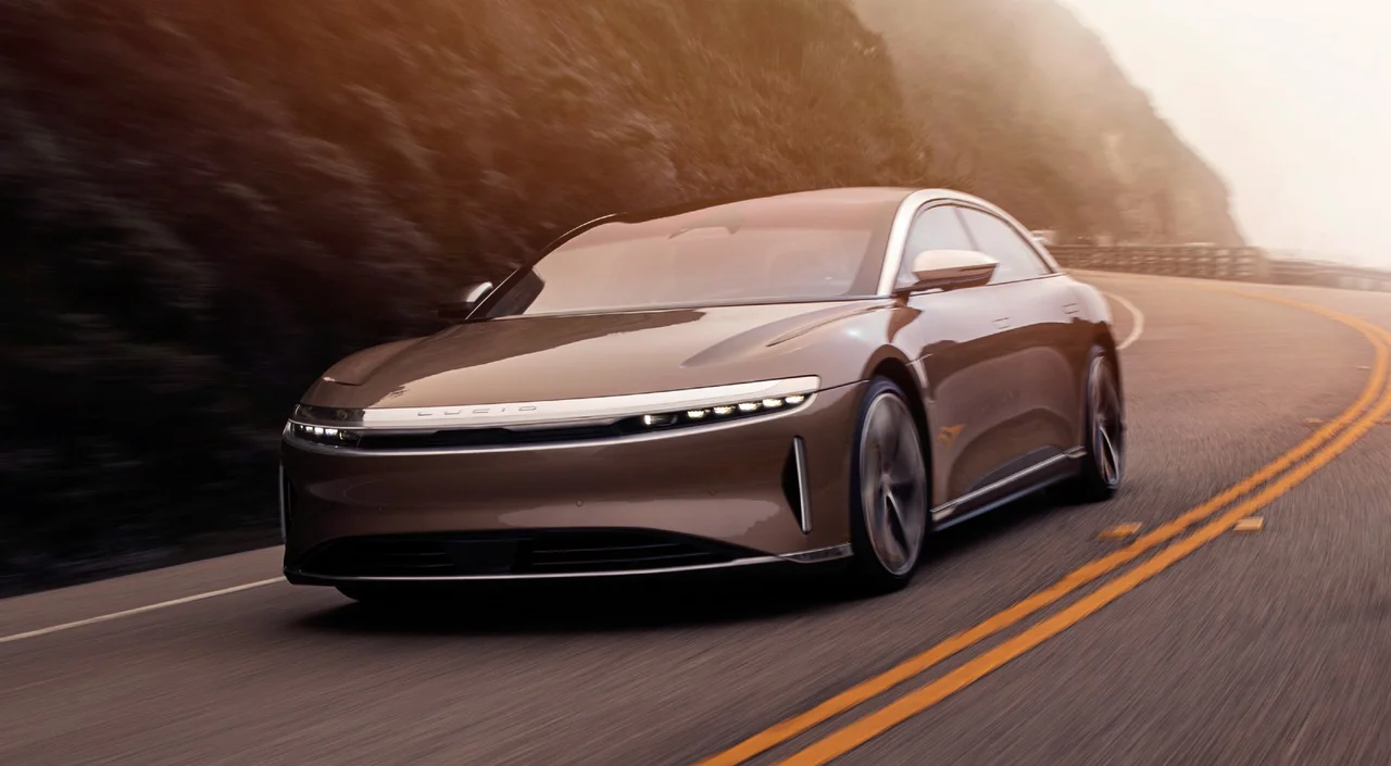 Ex jefe de ingeniería de Elon Musk creó un auto que supera a Tesla
