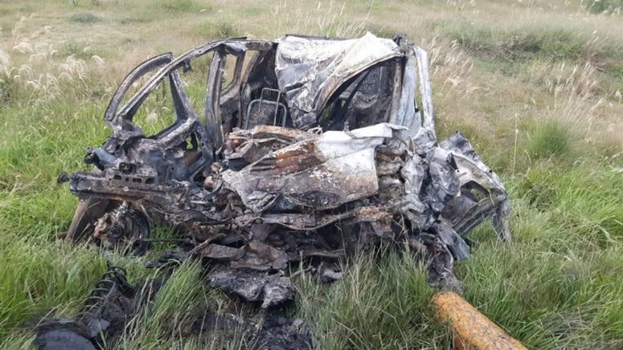 Accidente fatal: un joven murió calcinado tras chocar un colectivo