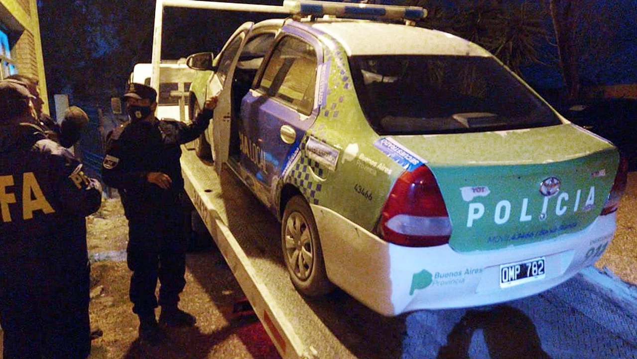 Policías entregaron sus celulares tras un allanamiento