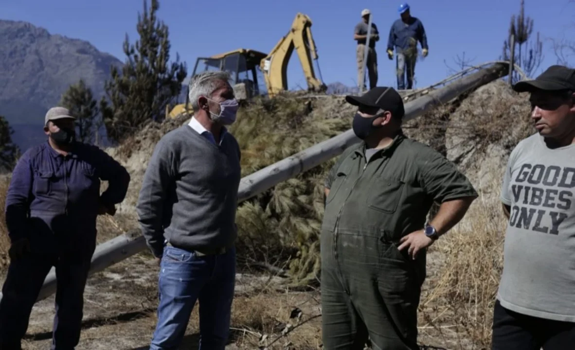 El gobernador de Chubut, Mariano Arcioni, en una recorrida por las zonas más afectadas. Foto: elchubut.com.ar
