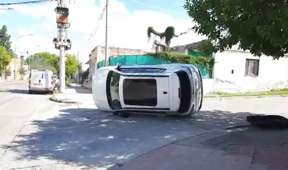Choque y vuelco en barrio Marechal