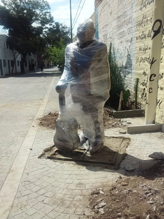 Se inaugura una escultura del Chango Rodríguez en Alberdi