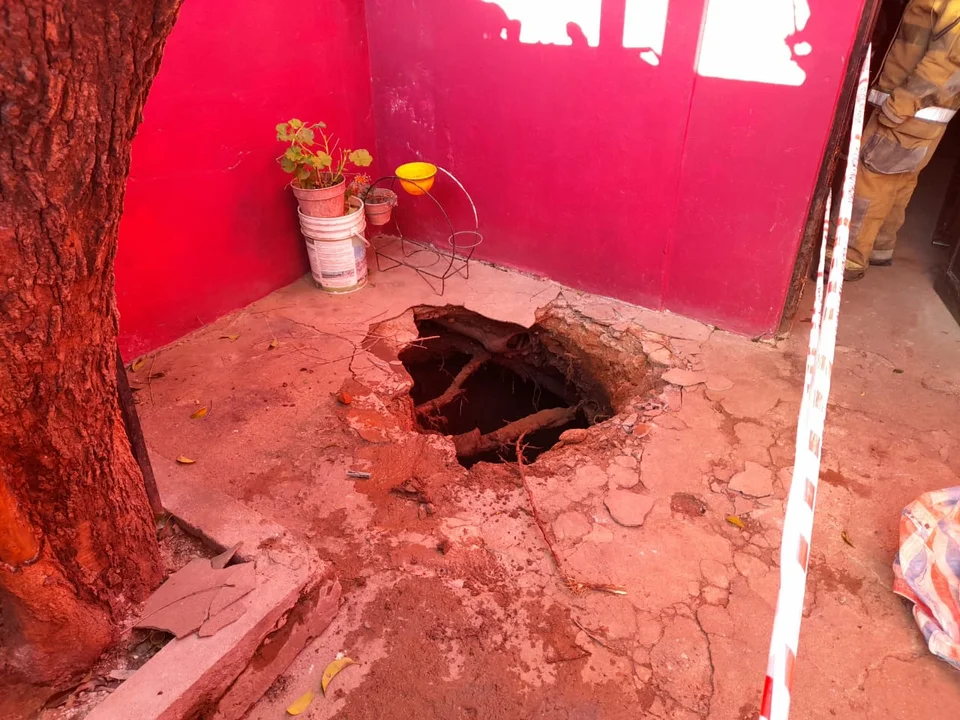 Rescataron a una mujer y su mascota tras caer en un pozo ciego
