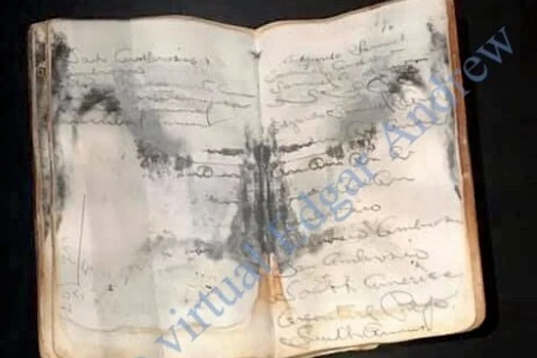 Edgar Adrew lleva un diario de viaje cuando subió al Titanic. Fue encontrado dentro de su valija, en e año 2000.