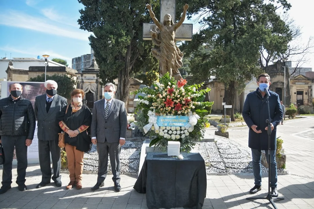 El intendente Llaryora junto a la familia de Atilio López (Foto: Ezequiel Luque)