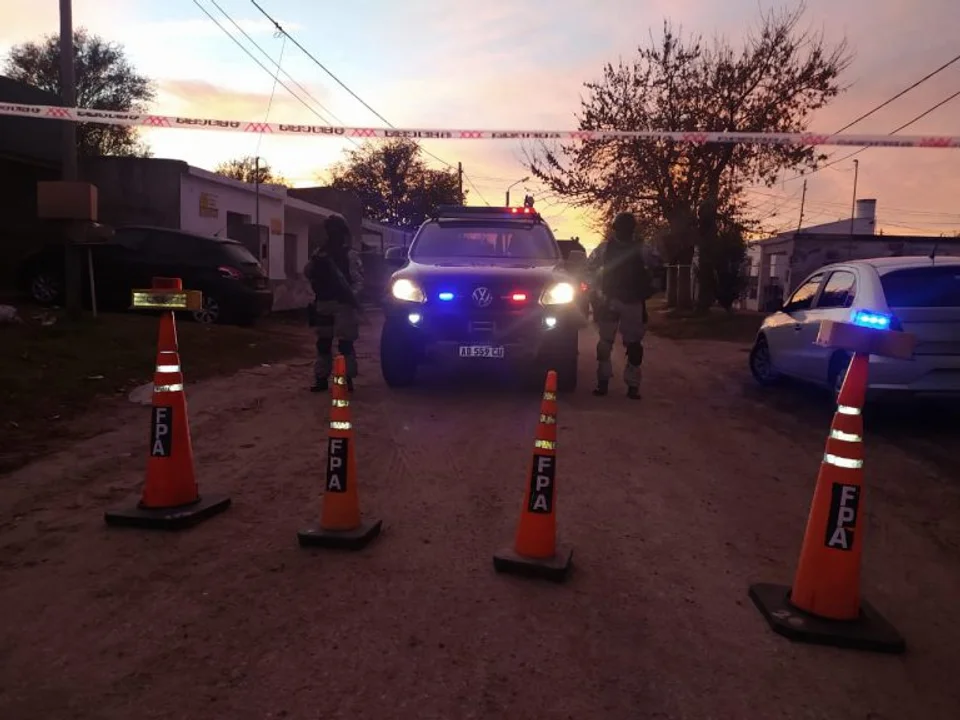 El operativo estuvo supervisado por autoridades de la Fiscalía Móvil de Lucha contra el Narcotráfico de Río Cuarto, quienes dispusieron el traslado de los detenidos a sede judicial por supuesta infracción a la Ley Nacional de Estupefacientes. Foto: Ministerio Público Fiscal