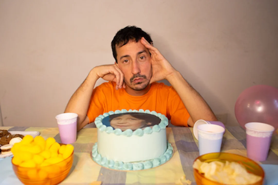Ironía pop en el nuevo single de Manu Hattom, “Cumpleaños”