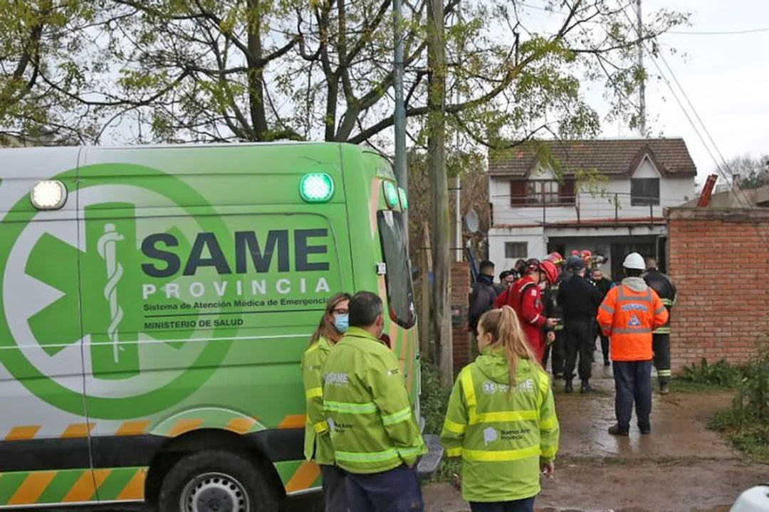 La explosión en una fábrica textil en Mar del Plata, provocó el derrumbe de una casa lindera. Foto Mauro V. Rizzi La Nación