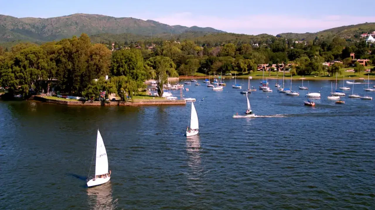 Hermosa vista del Lago San Roque en Carlos Paz. Foto: Córdoba Turismo