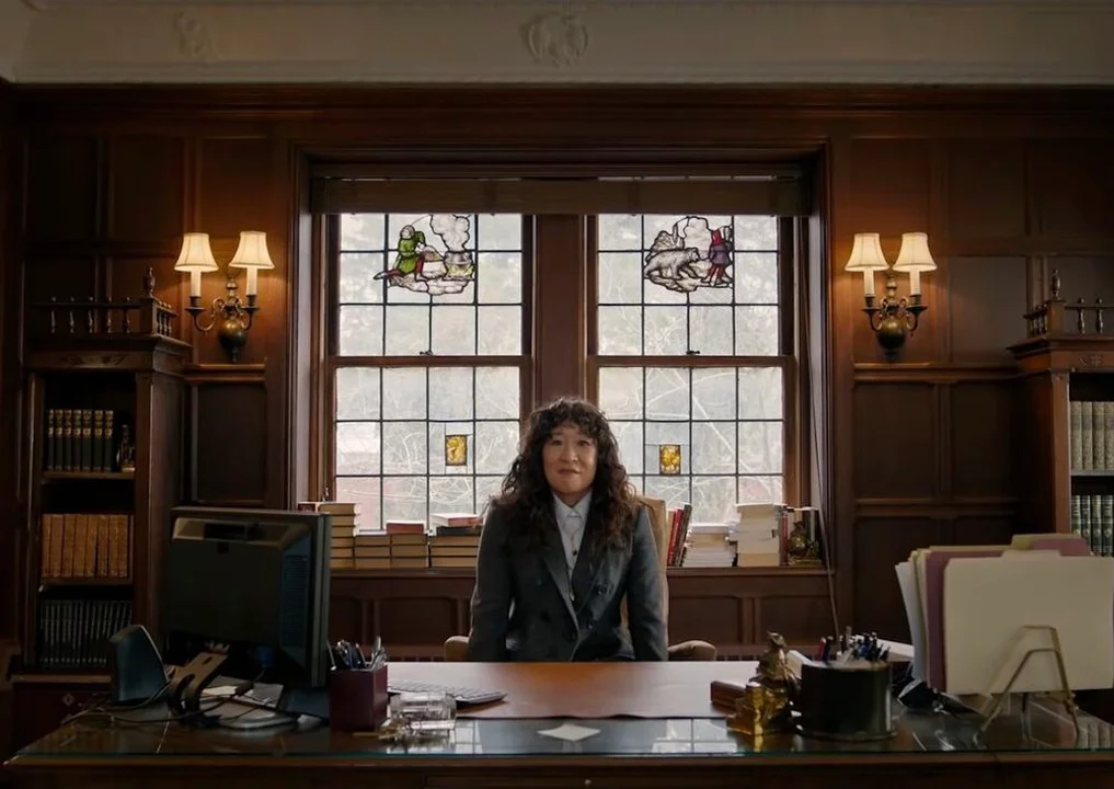 Sandra Oh se sienta en la silla de "La directora"