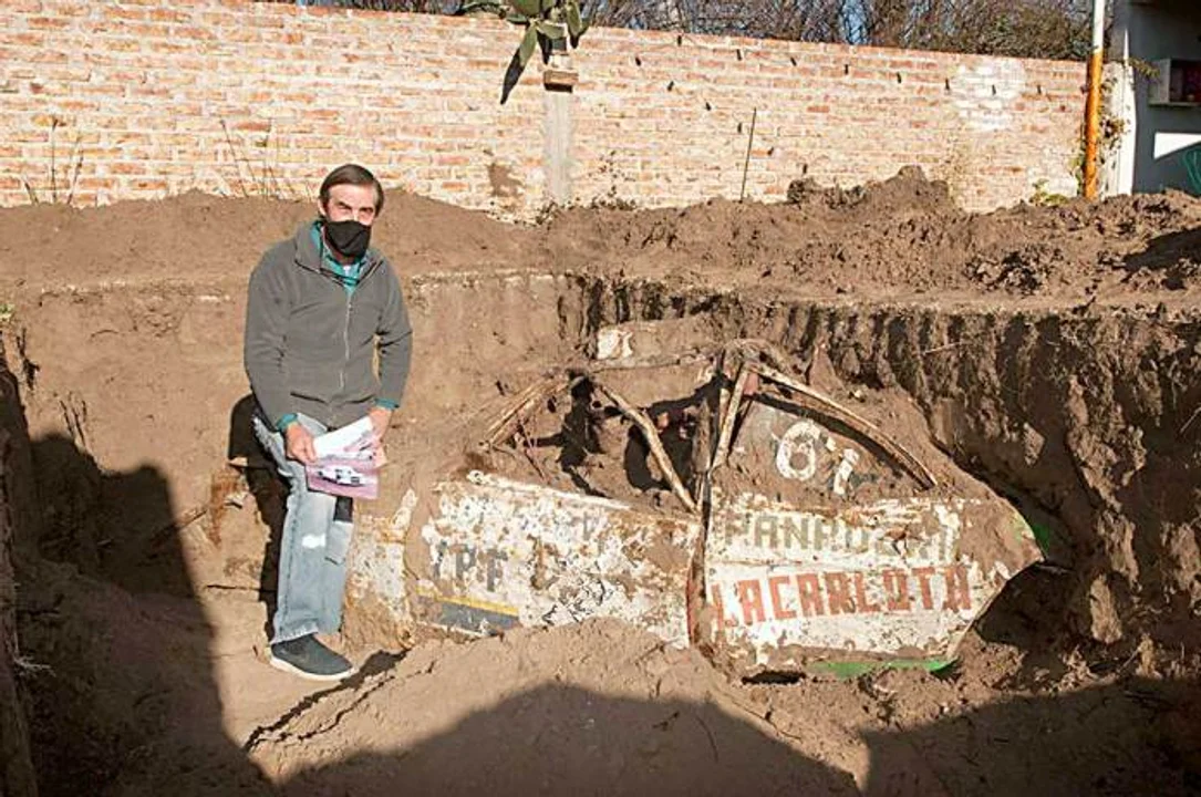 Feliciano Rau con su antiguo auto (Foto: La Arena)