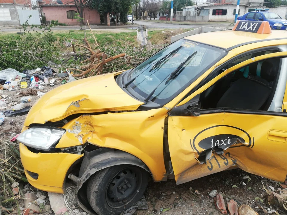 Un taxi fue embestido por un tren de carga en barrio marqués Anexo / Imagen: Policía de Córdoba