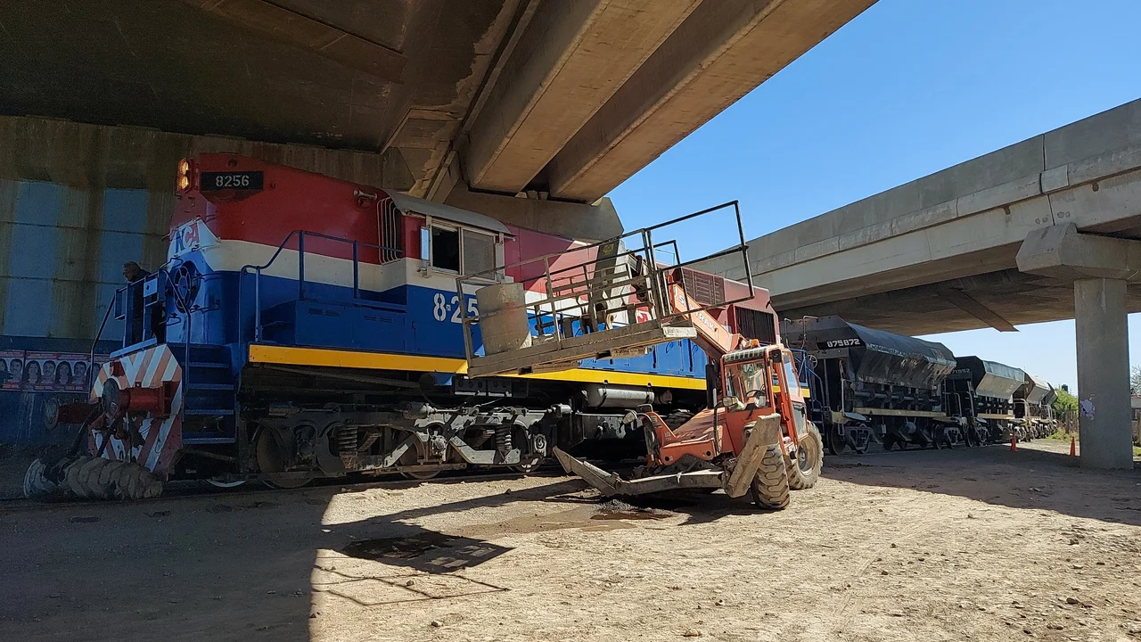 Así quedaron el tren y la grúa luego del impacto. Imagen: Daro Almagro.
