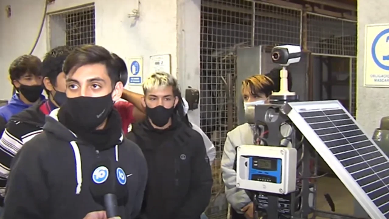 Los alumnos del IPET 70, colegio ubicado en barrio Villa Azalais Oeste, idearon un sistema de alarmas que pueden transmitirse por Internet. Imagen: captura de video de Canal 10.

