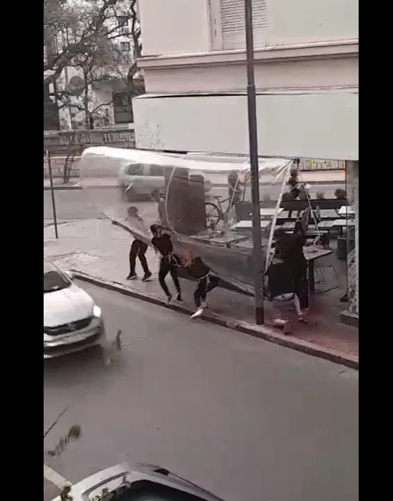 El accidente fue grabado por un vecino del lugar.