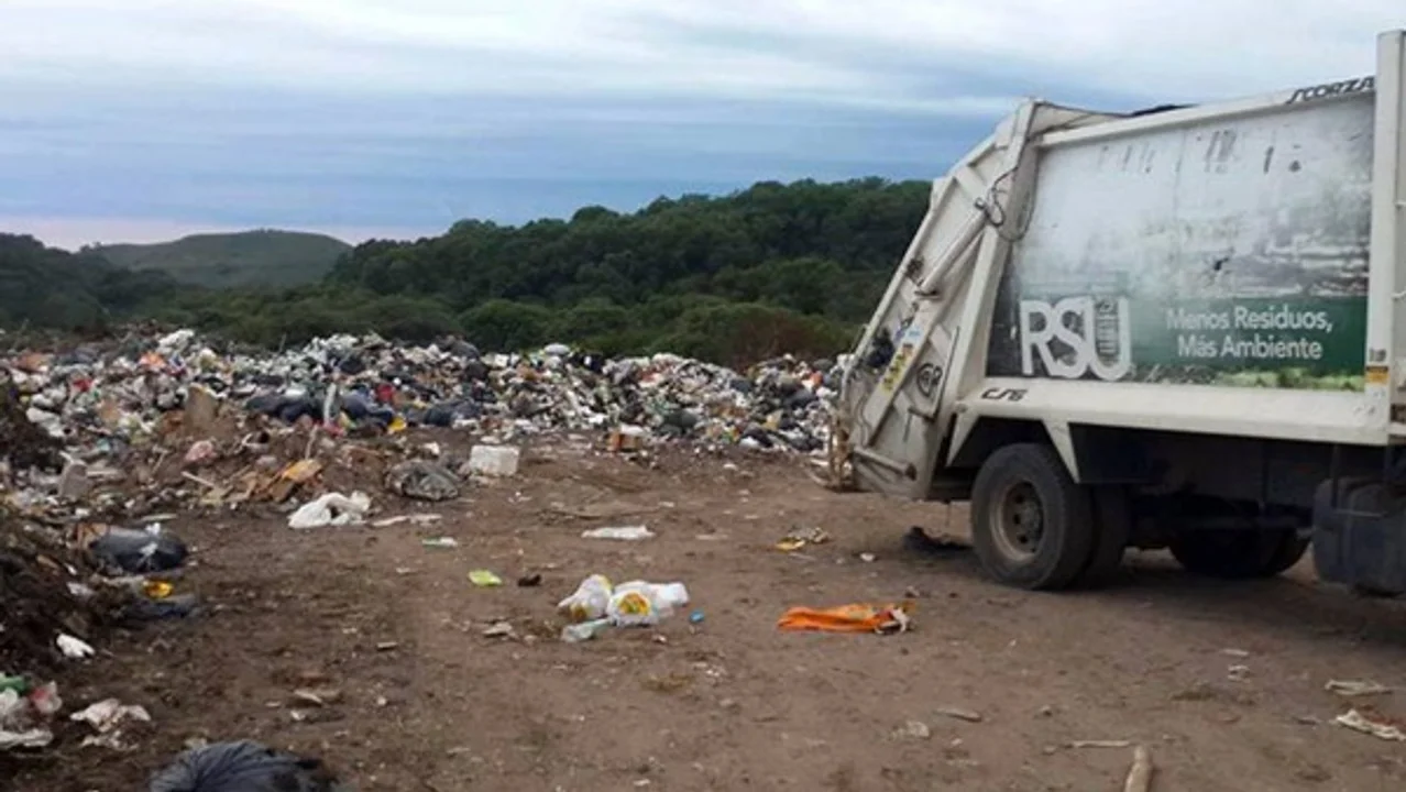 Los plásticos están entre los desechos que más tardan en degradarse. Pero, además, los restos de bolsas generan el mayor impacto visual cuando vuelan en los alrededores de los basurales y plantas de tratamiento. 
